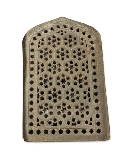 GRAND ECRAN DIT "JALI" en grès calcaire d'Inde gris de forme arquée présentant un...