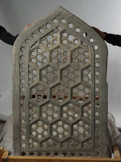 GRAND ECRAN DIT "JALI" en grès calcaire d'Inde gris de forme arquée présentant un...