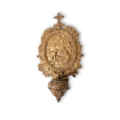 BENITIER D'APPLIQUE en bronze fondu, ciselé et doré représentant une Nativité dans...
