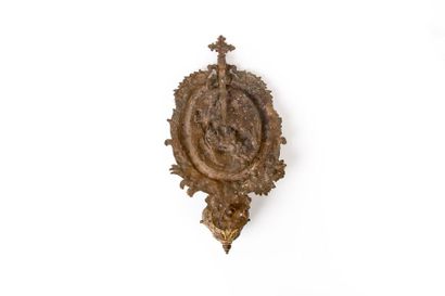 BENITIER D'APPLIQUE en bronze fondu, ciselé et doré représentant une Nativité dans...