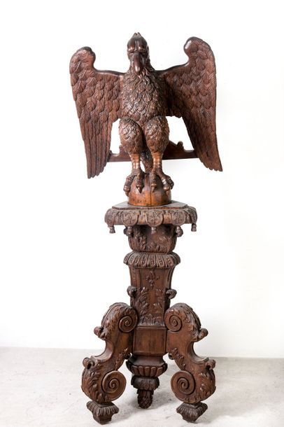 IMPORTANT LUTRIN en chêne sculpté figurant l'aigle de Saint Jean aux ailes déployées...