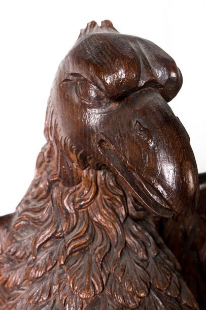 IMPORTANT LUTRIN en chêne sculpté figurant l'aigle de Saint Jean aux ailes déployées...