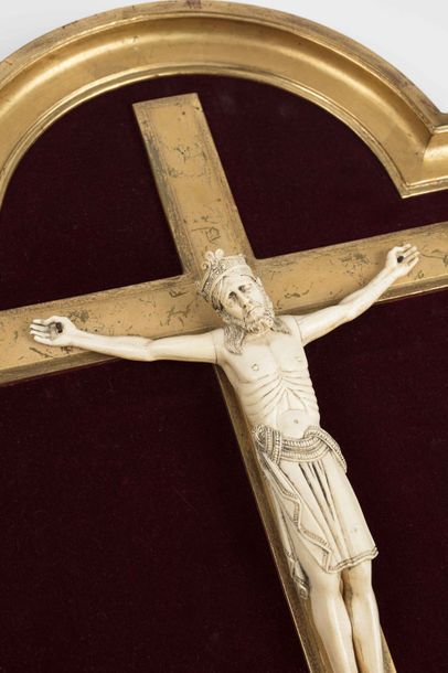 CRUCIFIX EN IVOIRE Beau Christ couronné, hiératique, vêtu d’un périzonium

finement...
