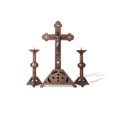 RARE GARNITURE D'AUTEL composé d'un crucifix (H. 44,5 cm) mettant à l'honneur un...