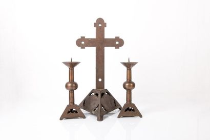 RARE GARNITURE D'AUTEL composé d'un crucifix (H. 44,5 cm) mettant à l'honneur un...