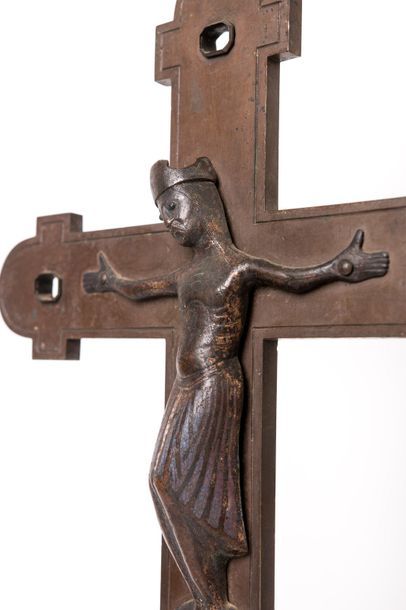 RARE GARNITURE D'AUTEL composé d'un crucifix (H. 44,5 cm) mettant à l'honneur un...
