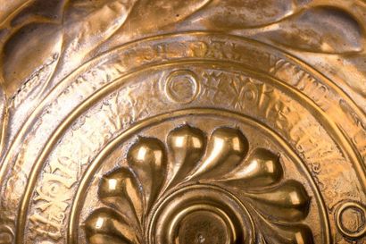 PLAT DE QUÊTE en laiton repoussé anciennement argenté, décor d’une spirale de godrons...