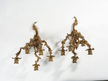 GRANDE PAIRE D'APPLIQUES en bronze doré ciselé à cinq bras de lumière en forme de...