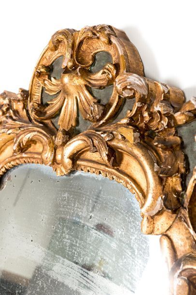 MIROIR en bois sculpté et doré.

Travail méridional, XVIIIe siècle

Restauré (miroir...