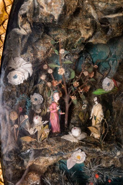 DIORAMA présenté dans une boîte vitrine ovale avec cadre en bois sculpté et doré....