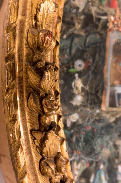 DIORAMA présenté dans une boîte vitrine ovale avec cadre en bois sculpté et doré....
