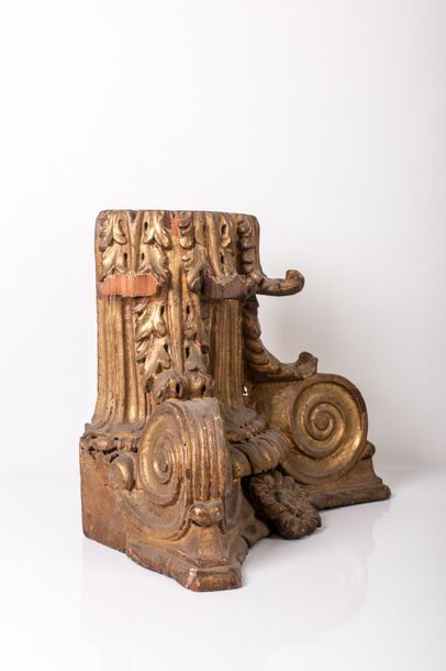 CHAPITEAU CORINTHIEN de pilastre en bois sculpté et doré.

XVIIIe siècle.

Accidents...