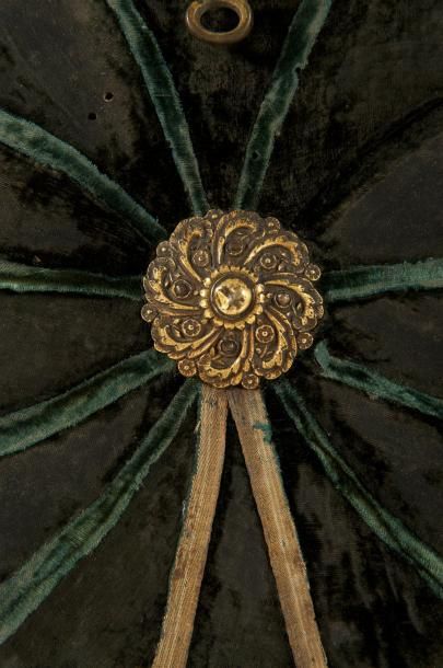 null Miroir Ottoman Miroir polylobé ovale en métal doré, formé d'un ruban dessinant...