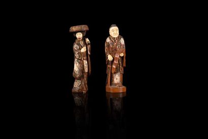 null Deux Okimono représentant un couple 

A set of two wooden and ivory okimono,...