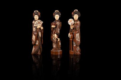 null Trois Okimono représentant des jeunes femmes 

A set of three wooden and ivory...