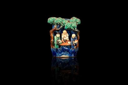 null Vase d’applique 

A shiwan vase, China, 19th c. 

En grès émaillé polychrome...