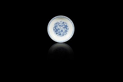 null Assiette en porcelaine 

A porcelain dish, China, 20th c. 

A décor bleu et...