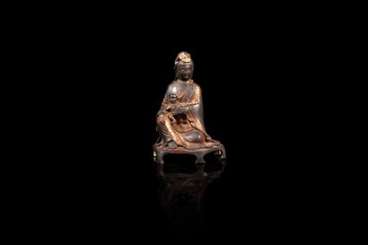 null Guanyin 

A bronze figure, China, Ming style 

Déesse assise, un genou relevé...