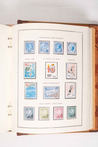null Monaco : 

Collection de timbres-poste entre les années 1920 et 2000, neufs...