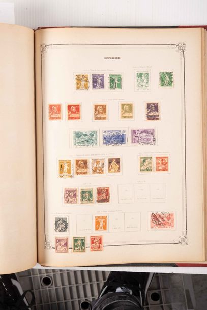 null Europe : 

Un gros classeur Yvert et Tellier de timbres-poste principalement...