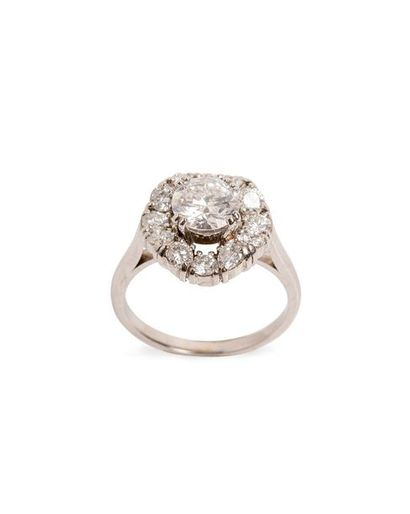 null MELLERIO

Bague en platine (950 millièmes), de forme rosace centrée d'un diamant...