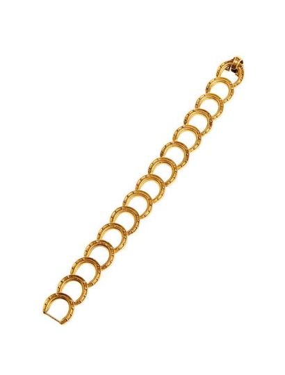 null HERMES

Bracelet en or jaune (750 millièmes) formé de maillons stylisés de fer...