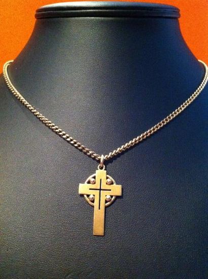 JEAN DESPRES Croix stylisée en or et sa chaine. Poids : 22,1g