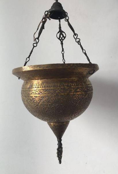 null Lampe de mosquée en cuivre ajouré et ciselé fin XIX°
Hauteur : 30 cm