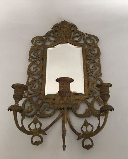 null Applique miroir en bronze ajouré à 3 feux - 46 x 26 cm