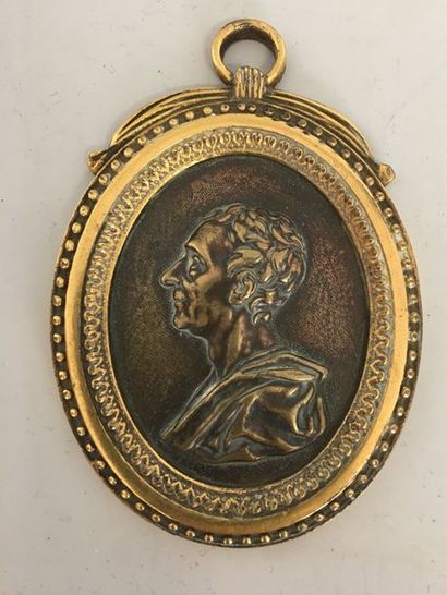 null Médaillon en bronze doré et patiné à frise de perles au prfil de Montesquieu...
