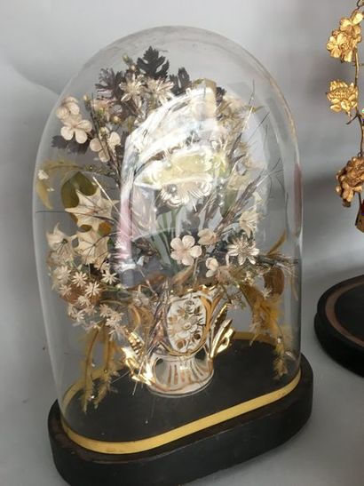 null Globe avec vase d'autel fleuri en porcelaine blanche et or .

Globe avec scène...
