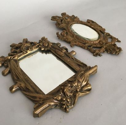 null 2 Miroirs monture en bronze patiné - Hauteur : 25 et 26,5 cm (un petit manq...