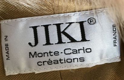  JIKI Monte Carlo Créations Veste en jersey crème à dos drapé et parements de renard...