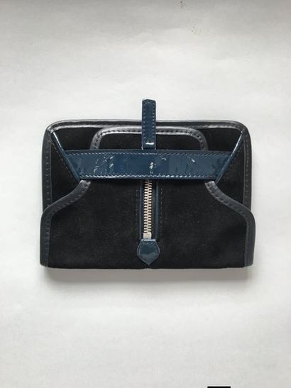 null LACOSTE Petite pochette zippée en daim marine gansée cuir et vernis -17x12cm

(très...