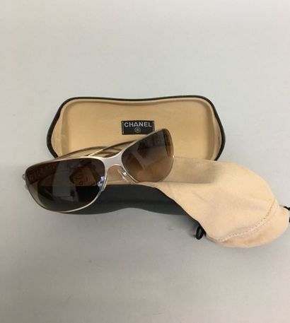 null CHANEL

Paire de lunettes de soleil avec housse et écrin

(bon état)