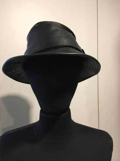 REVILLON Paris

Chapeau en cuir noir - Taille...