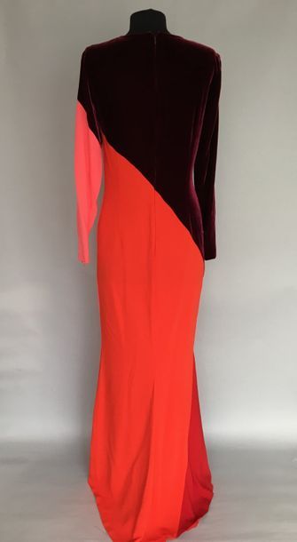  STELLA Mc CARTNEY Robe longue en velours prune et empiècements de jersey rouge corail...