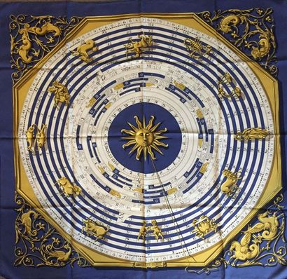 null HERMES Paris "Cadran solaire" carré en soie bleu et or fond blanc (traces et...