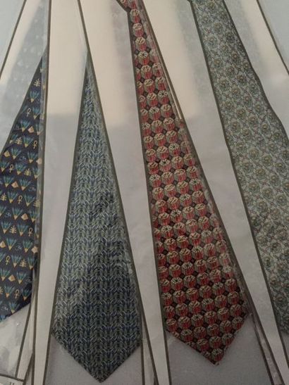 null HERMES Paris Lot de 4 cravates en soie imprimée (très bon état/very good co...