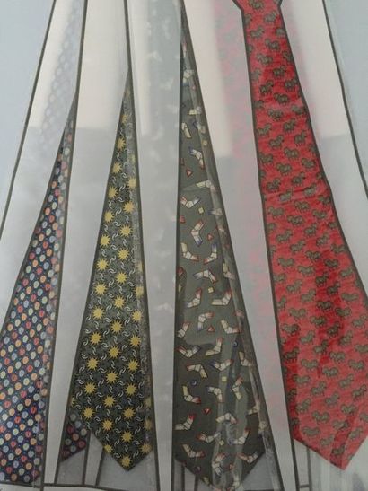null HERMES Paris Lot de 4 cravates en soie imprimée ( très bon état/very good c...