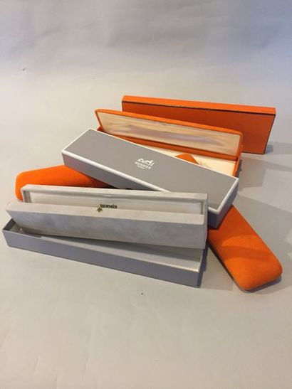 null HERMES Paris Lot de 4 écrins pour montre et bracelet en suédine orange et gris...