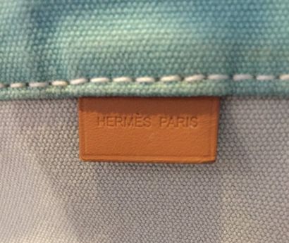 null HERMES Paris 

Sac « Lindy » en toile de coton bicolore bleu ciel et turquoise,...
