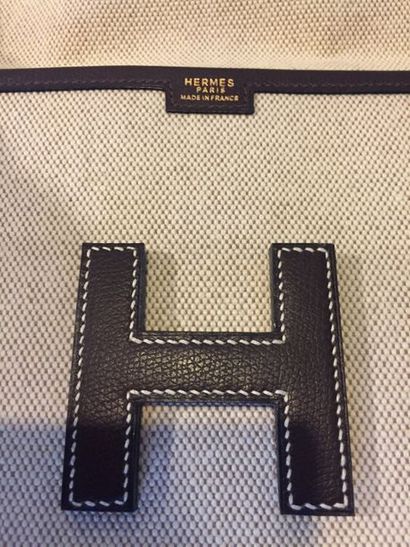 null HERMES Pochette GIGE en toile beige et cuir marron (taches intérieures) 

longueur...