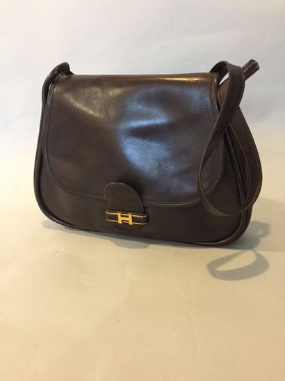 null HERMES Paris Made in France Sac bandoulière Glika en box marron circa 70 (usures)

longueur...