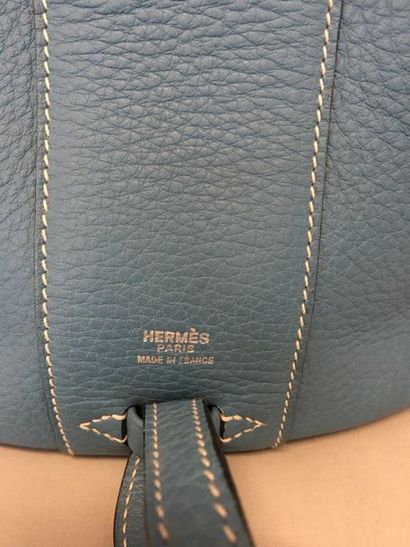 null HERMES Paris Made in France Vanity ovale en cuir bleu jean 

28x23cm