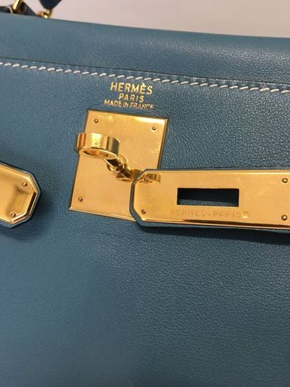 null HERMES Paris Sac à dos Kelly en cuir bleu jean et bandoulière textile multicolore...