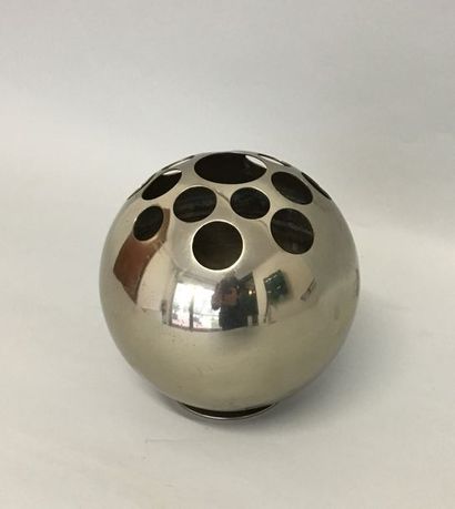 null Vase boule en métal nickelé circa 70 ( petits chocs)

HT 16cm