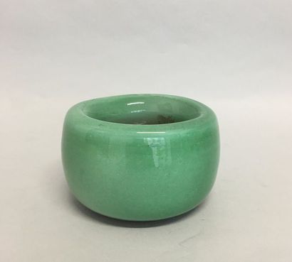 null Coupe ronde en céramique émaillée vert jade - marquée AV sous la base circa...