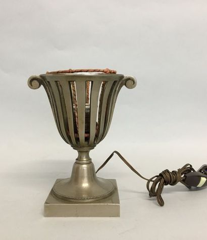 null Lampe veilleuse vase Médicis en métal patiné ajouré circa 1930 

Ht 17cm