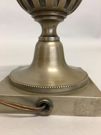 null Lampe veilleuse vase Médicis en métal patiné ajouré circa 1930 

Ht 17cm